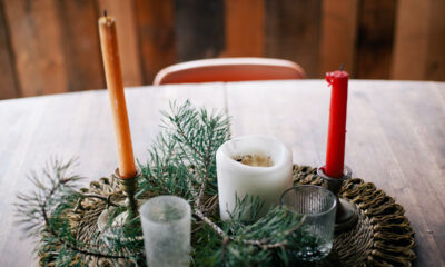 Kerststukje op lege kerstontbijt tafel