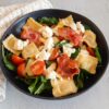 Raviolisalade met feta en spek